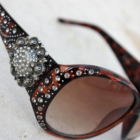 Montana West Sunglasses in Leopard w/Silver Swirl Flower  display picture 3